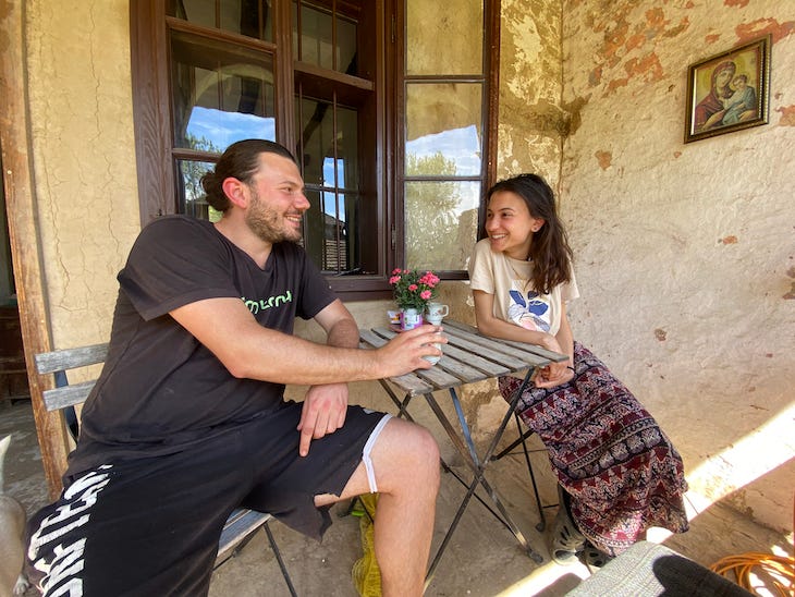 Rumen Dzhagafov et sa petite amie devant leur maison, actuellement en rénovation. | Kristiyan Yulzari