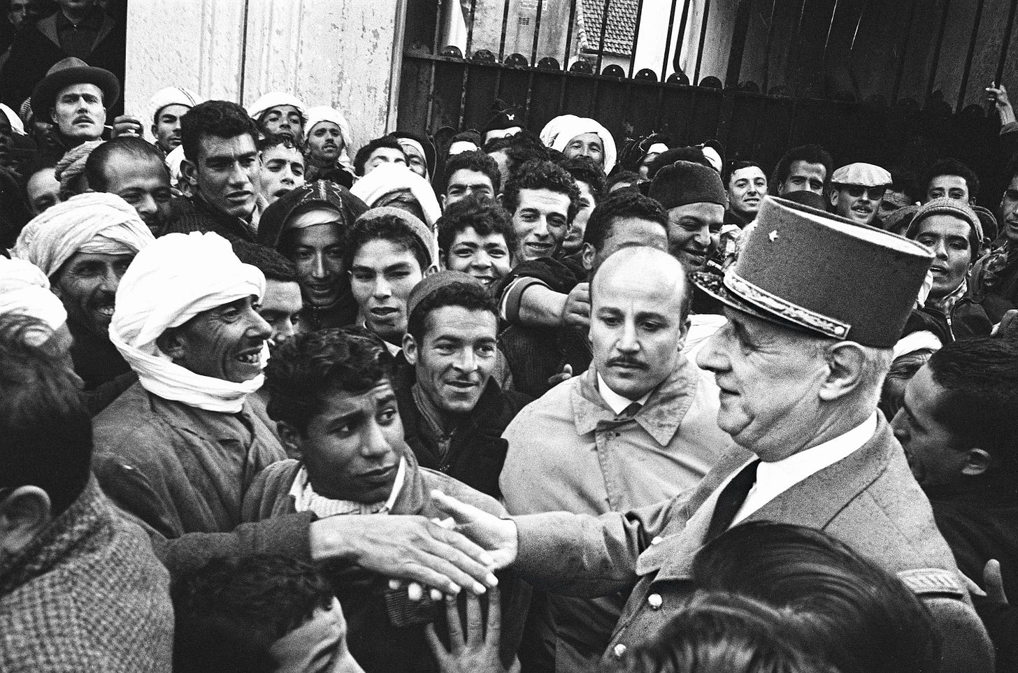Ce traité qui favorise l'immigration des Algériens en France: l'héritage  secret du général De Gaulle