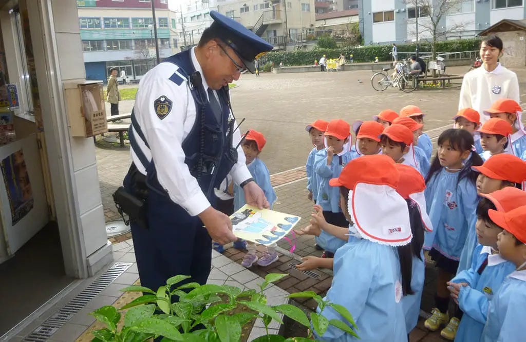 Colegio entregando mensaje de agradecimiento a un policía de barrio