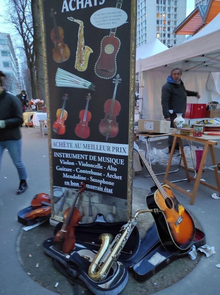 Στο antiquités brocante της Place d'Italie, ξεχώριζαν τα μουσικά όργανα (και κάτι γούνινα παλτά δεύτερο χέρι που τα πουλούσαν 20-30 ευρώ)