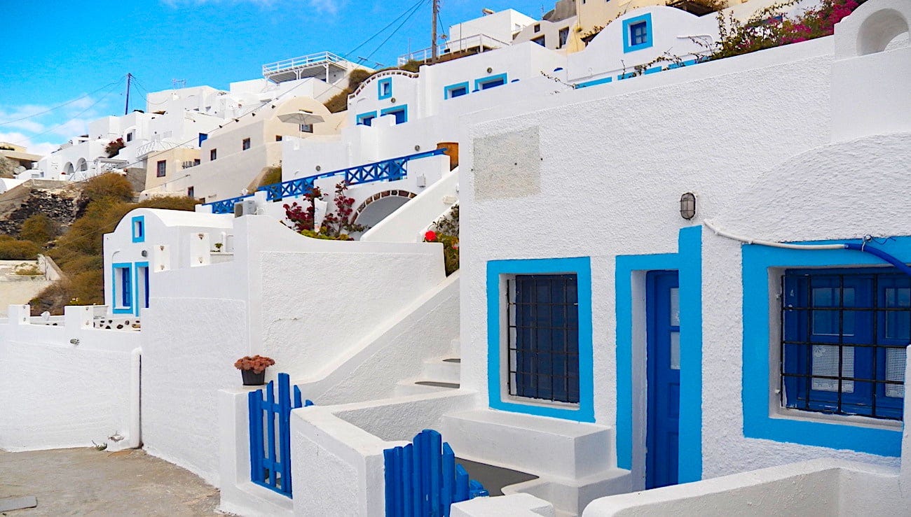 Why Greek Island Houses Are Blue and White - GreekReporter.com