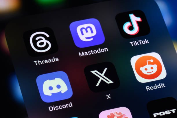 social networking apps - threads, mastodon, tiktok, discord, x (formerly twitter), reddit and post - x bildbanksfoton och bilder