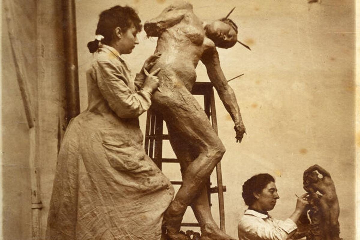 Camille Claudel et sa consœur Jessie Lipscomb dans leur atelier du N° 117 de la rue Notre-Dame-des- Champs en 1887. Camille Claudel et sa consœur Jessie Lipscomb dans leur atelier du N° 117 de la rue Notre-Dame-des- Champs en 1887.
