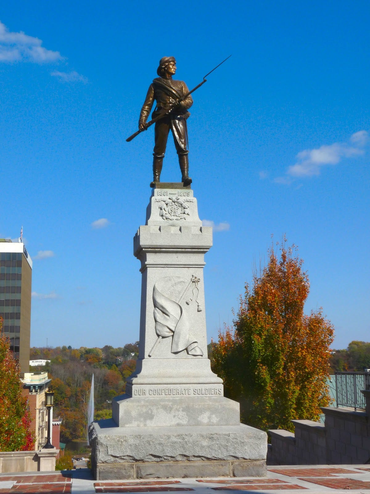 Photo of Lynchburg's confederate monument.