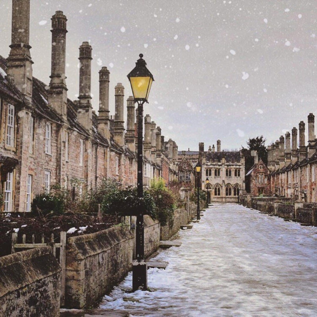 Photo of a snowy Vicar’s Close in Wells, UK by The Mansion Museum