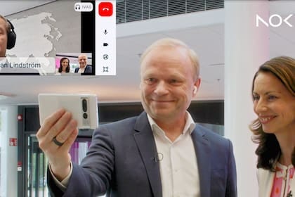 Pekka Lundmark, el CEO de Nokia, en una videollamada con Stefan Lindström, el embajador de digitalización de Finlandia, usando el nuevo formato de audio y video inmersivo