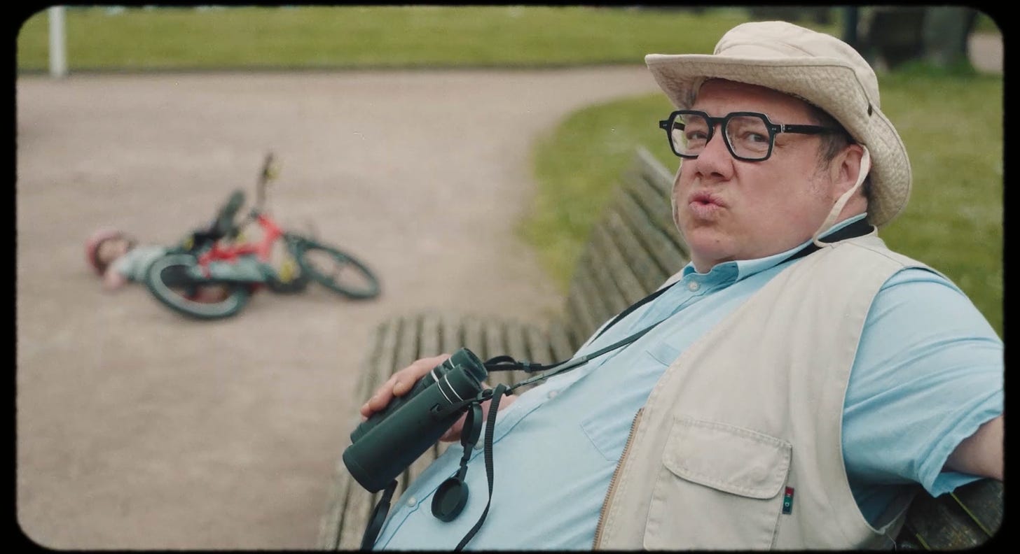 Un explorateur de la savane avec des jumelles observent les cyclistes a Gand.