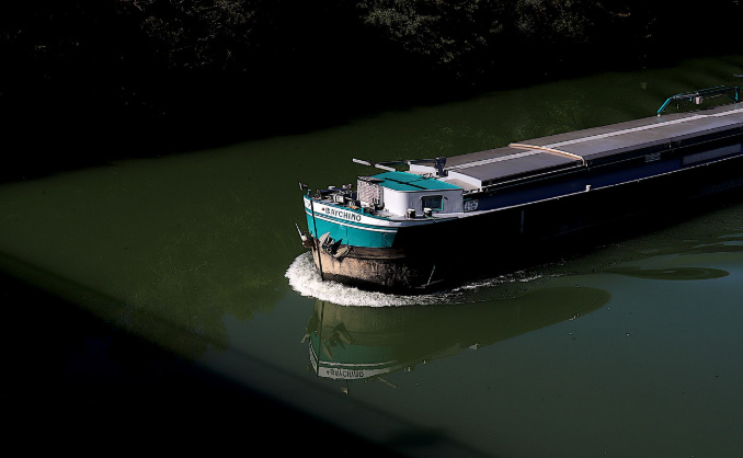 péniche sur un fleuve péniche sur un fleuve