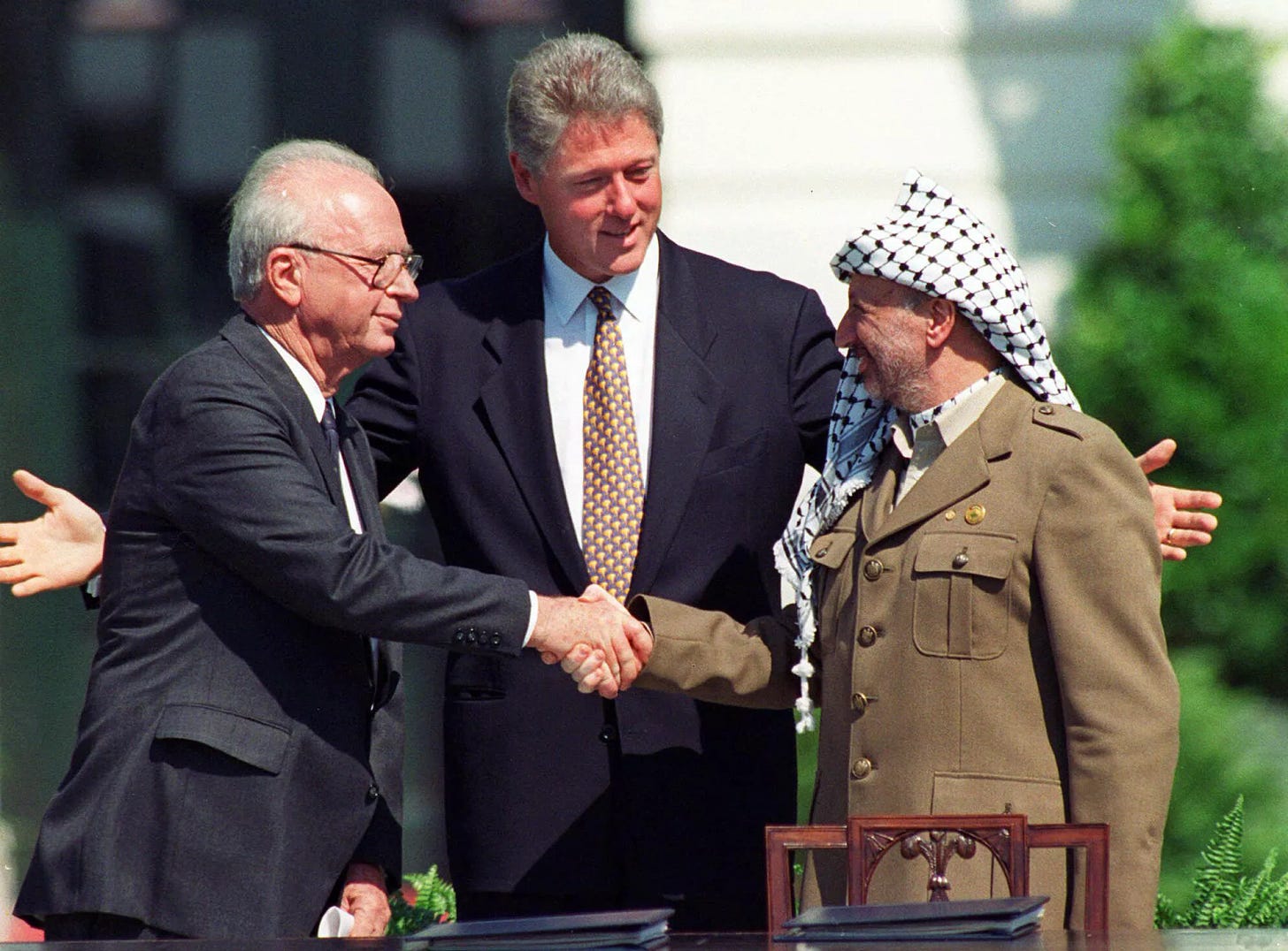 Ο Ισραηλινός πρωθυπουργός Yitzhak Rabin, αριστερά, και ο Παλαιστίνιος ηγέτης Yasser Arafat δίνουν τα χέρια για να σηματοδοτήσουν την υπογραφή της ειρηνευτικής συμφωνίας μεταξύ του Ισραήλ και των Παλαιστινίων, στην Ουάσιγκτον, 13 Σεπτεμβρίου 1993. - Sputnik Ινδία, 1920, 16.11.2023