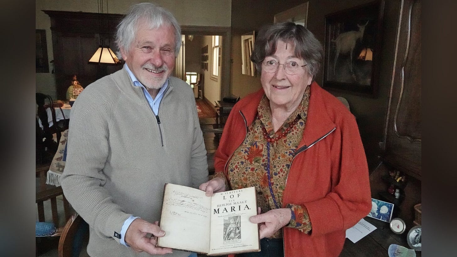 Verre Sluiternazaat Hetta Versteeg-Schönfeld met Sluiteronderzoeker Arend Heideman en de zeldzame bundel met Sluiters handschrift. Foto: PR Verre Sluiternazaat Hetta Versteeg-Schönfeld met Sluiteronderzoeker Arend Heideman en de zeldzame bundel met Sluiters handschrift. Foto: PR