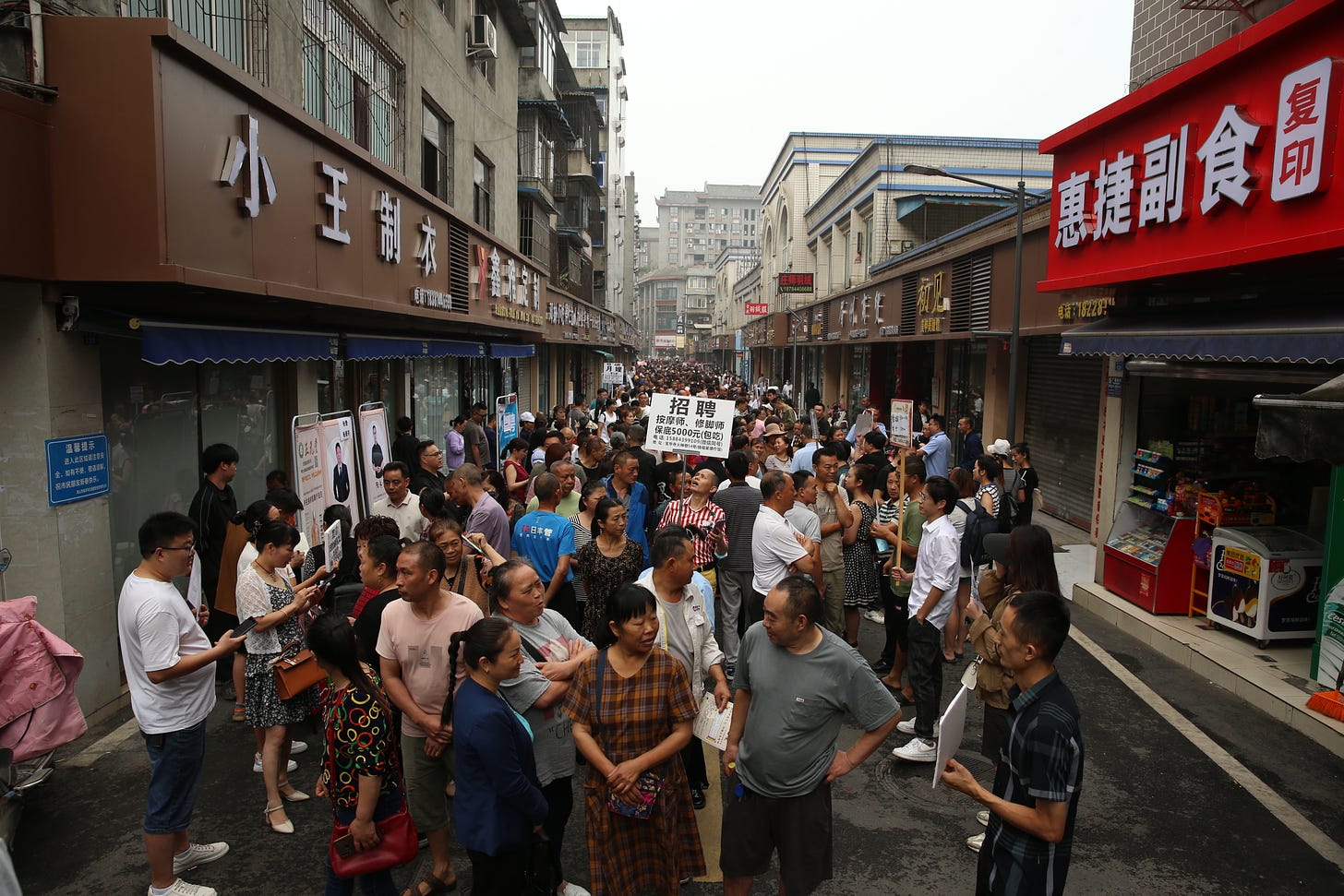 Job fair in Sichuan Province, June 2023 (Costfoto/NurPhoto via Getty Images).