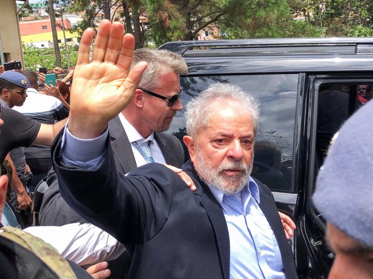Lula deixa a cadeia após 580 dias preso em Curitiba | VEJA