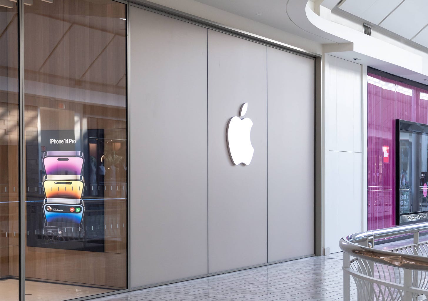 The entrance to Apple Tysons Corner.