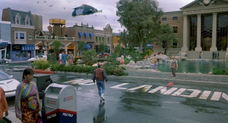 Rok 2015. Marty próbuje się odnaleźć w Hill Valley przyszłości ("Powrót do przyszłości II" z 1989 roku)
