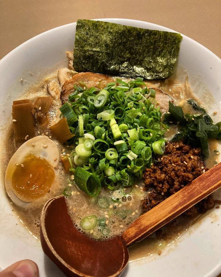 El ramen con su huevo perfecto y llenito de cosas <3