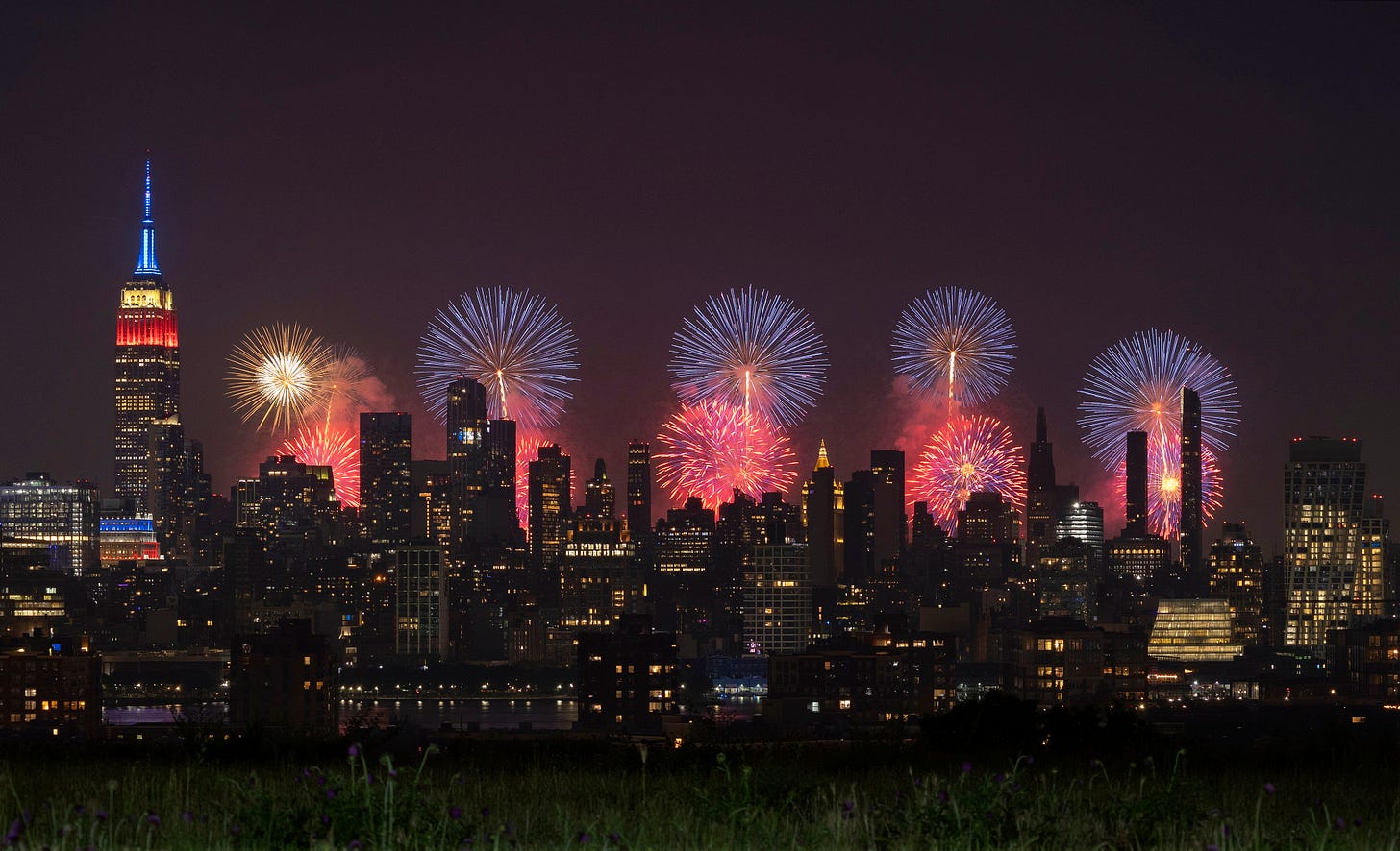 Fotografía de Gary Hershorn, fuegos artificiales en New York el 4 de Julio