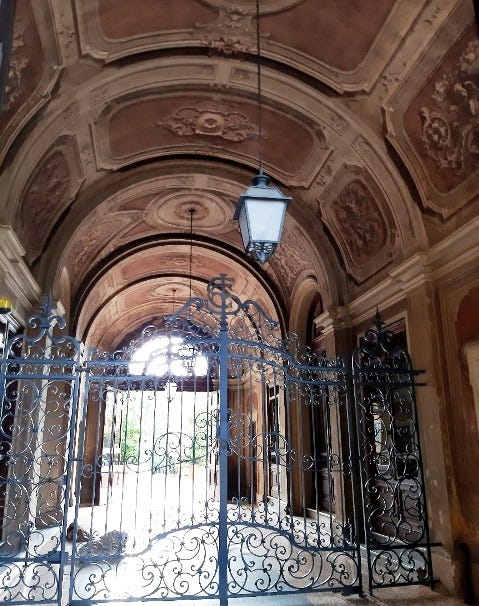 l'androne di un palazzo storico di Modena