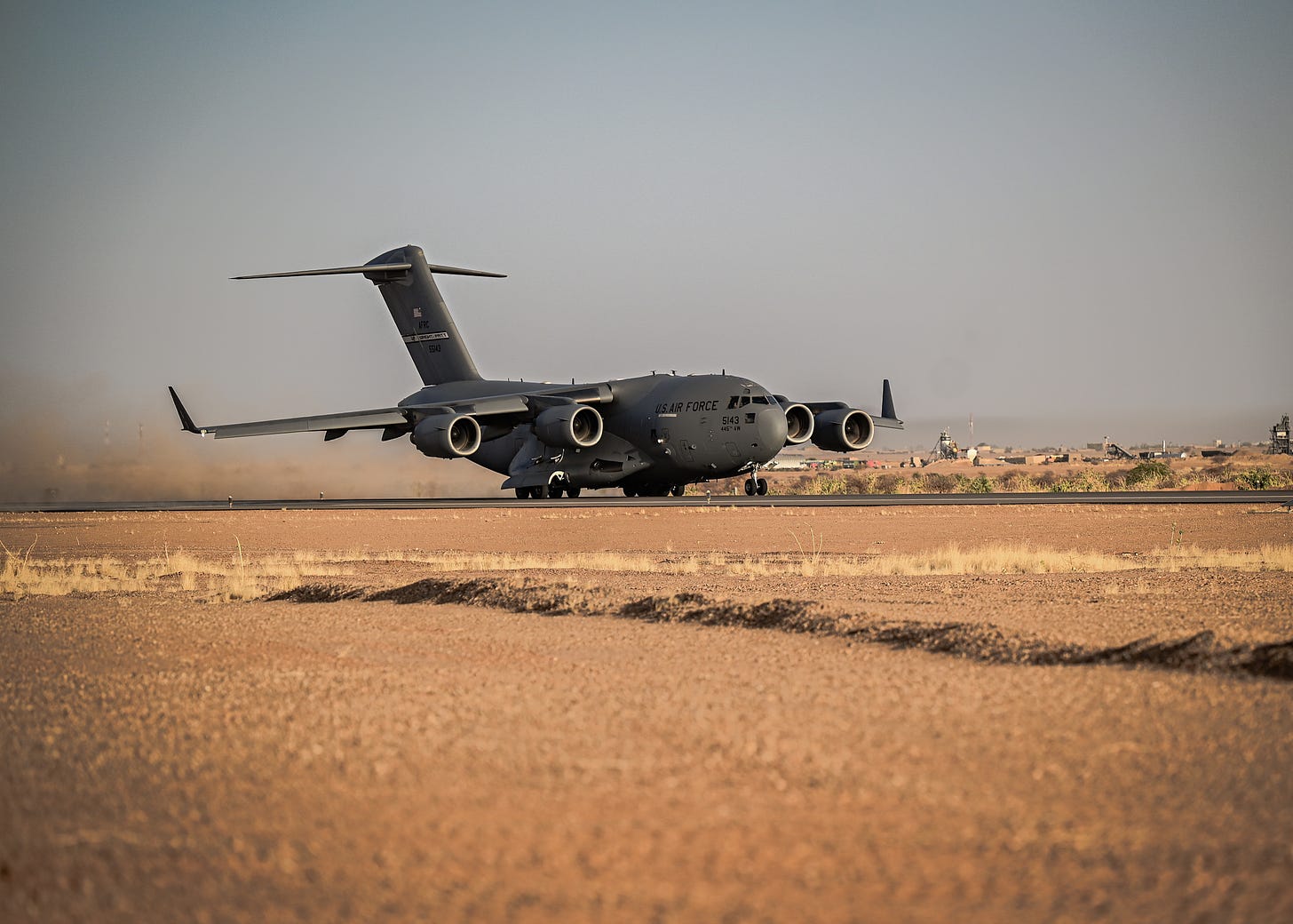 File:C-17 takeoff Niger Air Base 201.jpg - Wikipedia