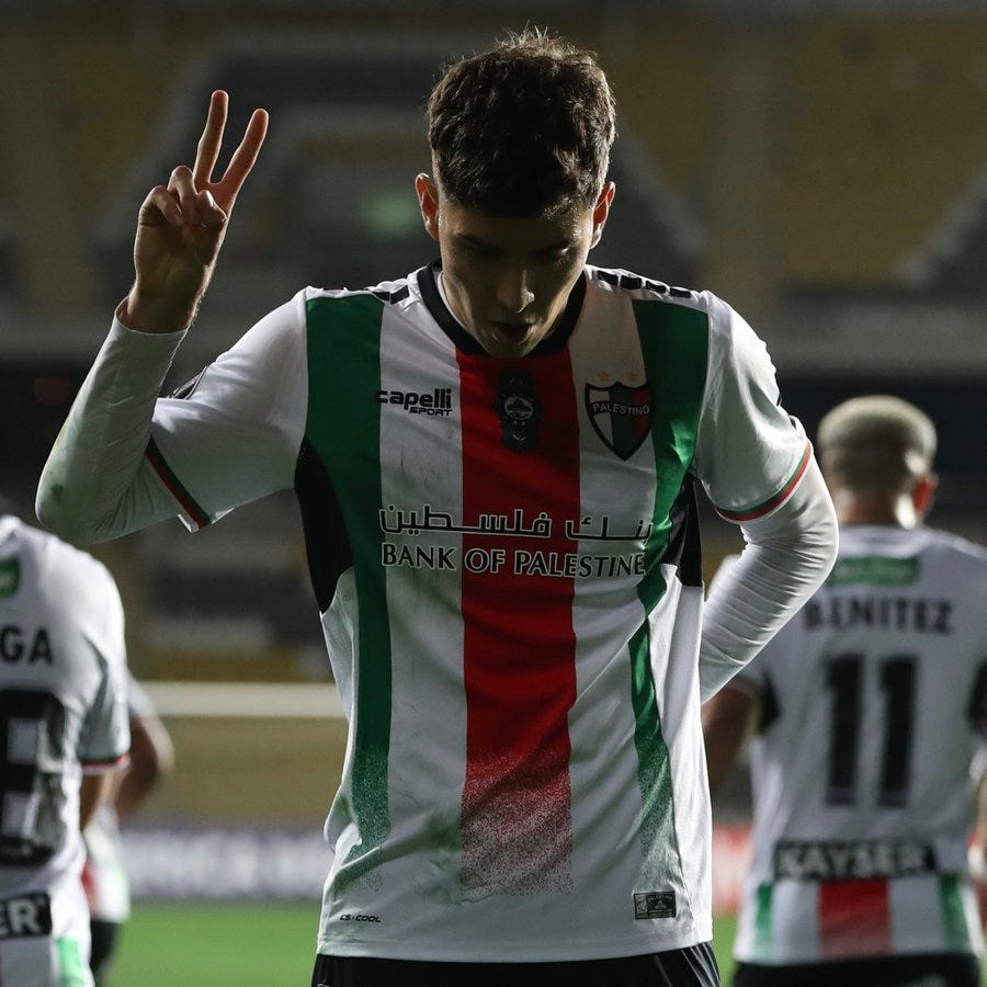 Imagem mostra Felipe Chamorro, do Palestino, comemorando um gol com um sinal com dois dedos da mão levantados e a outra mão atrás das costas.