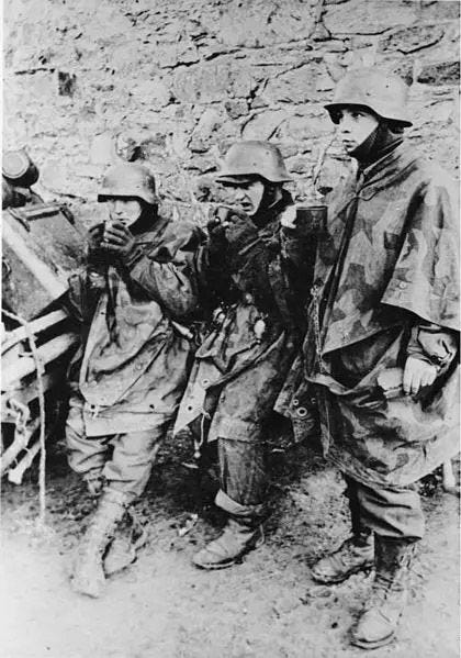 Young German soldiers in the Battle of the Bulge (Photo: Bundesarchiv)