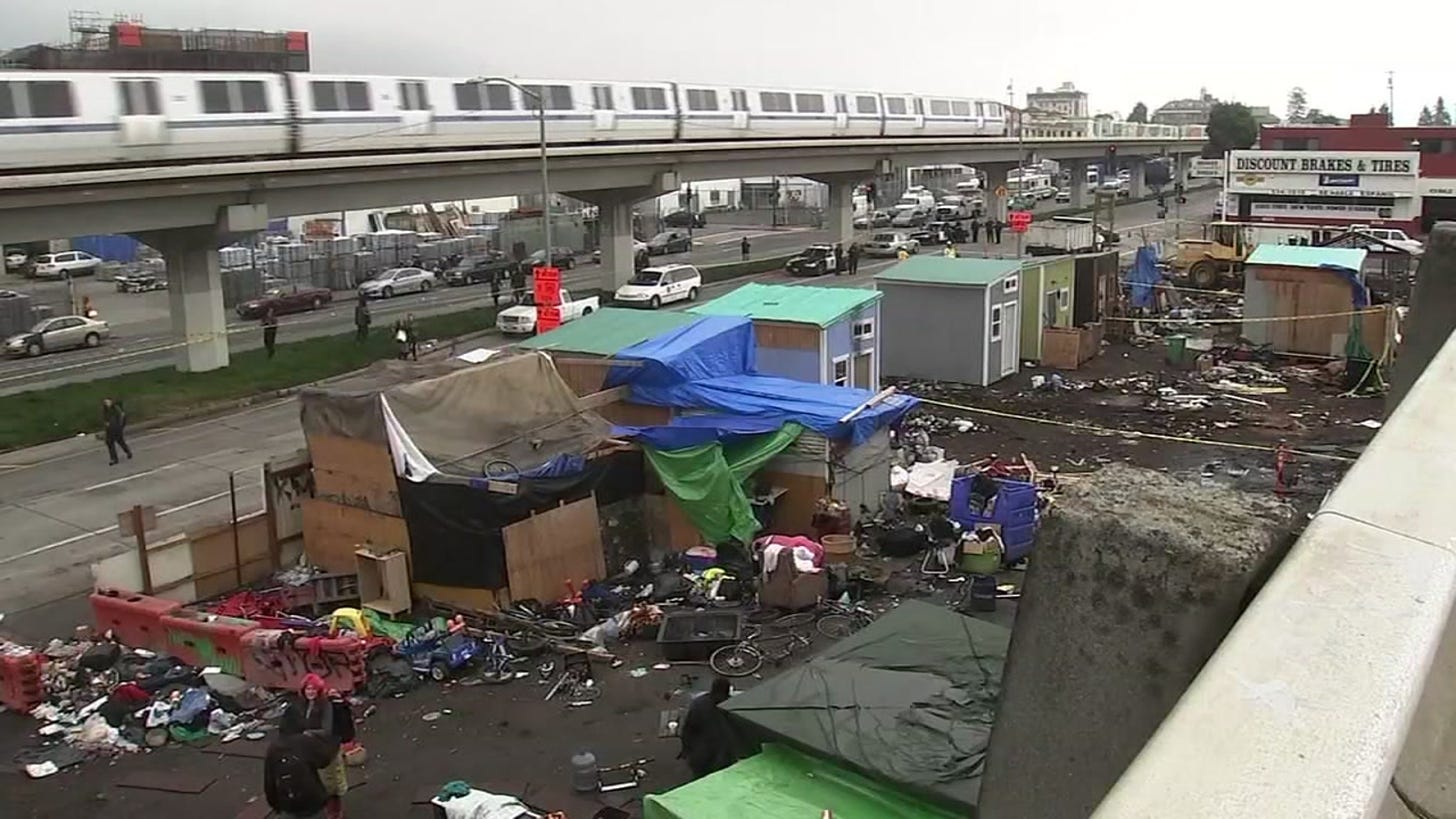 City crews clear big Oakland homeless encampment - ABC7 San ...