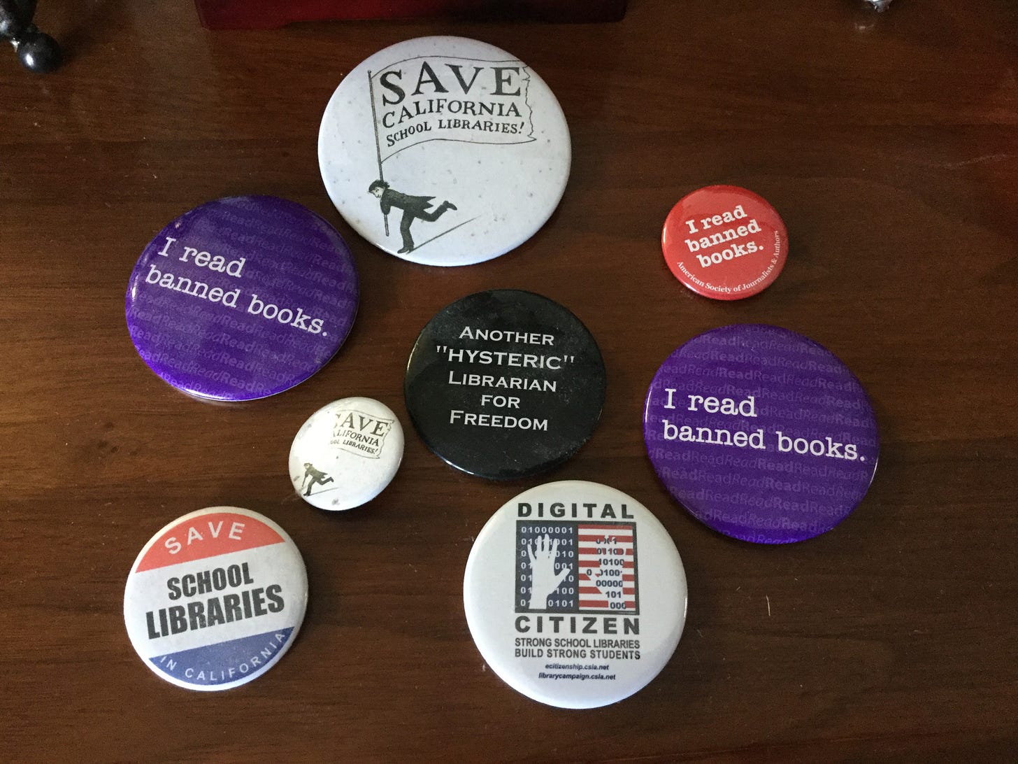 Some buttons with the “I read banned books” slogan.
