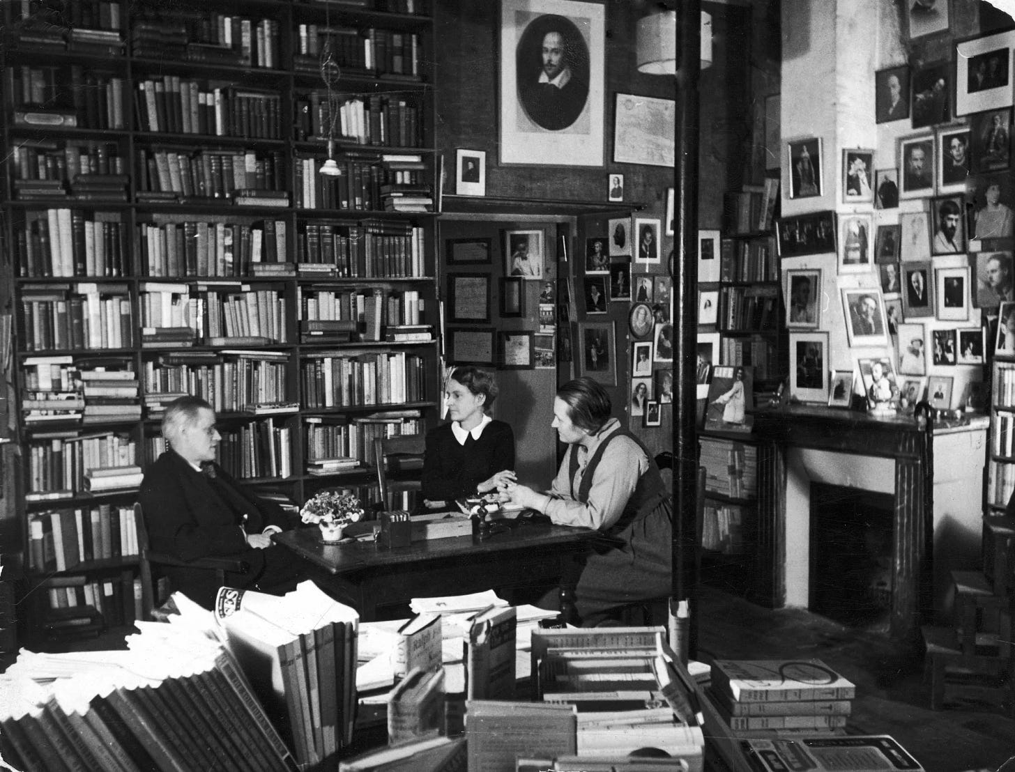 James Joyce, Sylvia Beach e Adrienne Monnier na Shakespeare and Company em 1938. Foto: Giselè Freund.