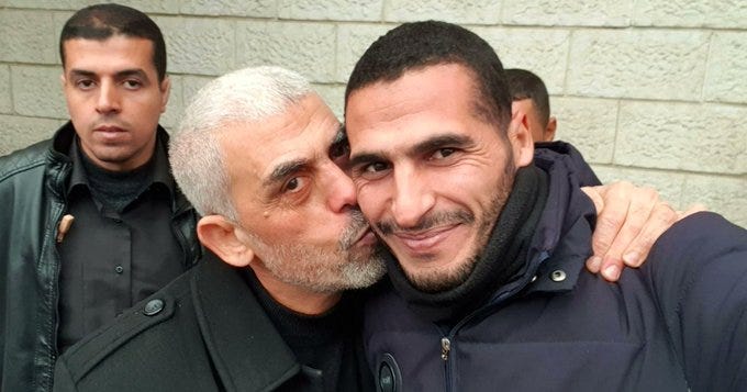 Yksi AP:n kuvajournalisteista; Hassan Eslaiah, oikealla, poseeraa Hamasin johtajan Yahya Sinwarin kanssa, vasemmalla.