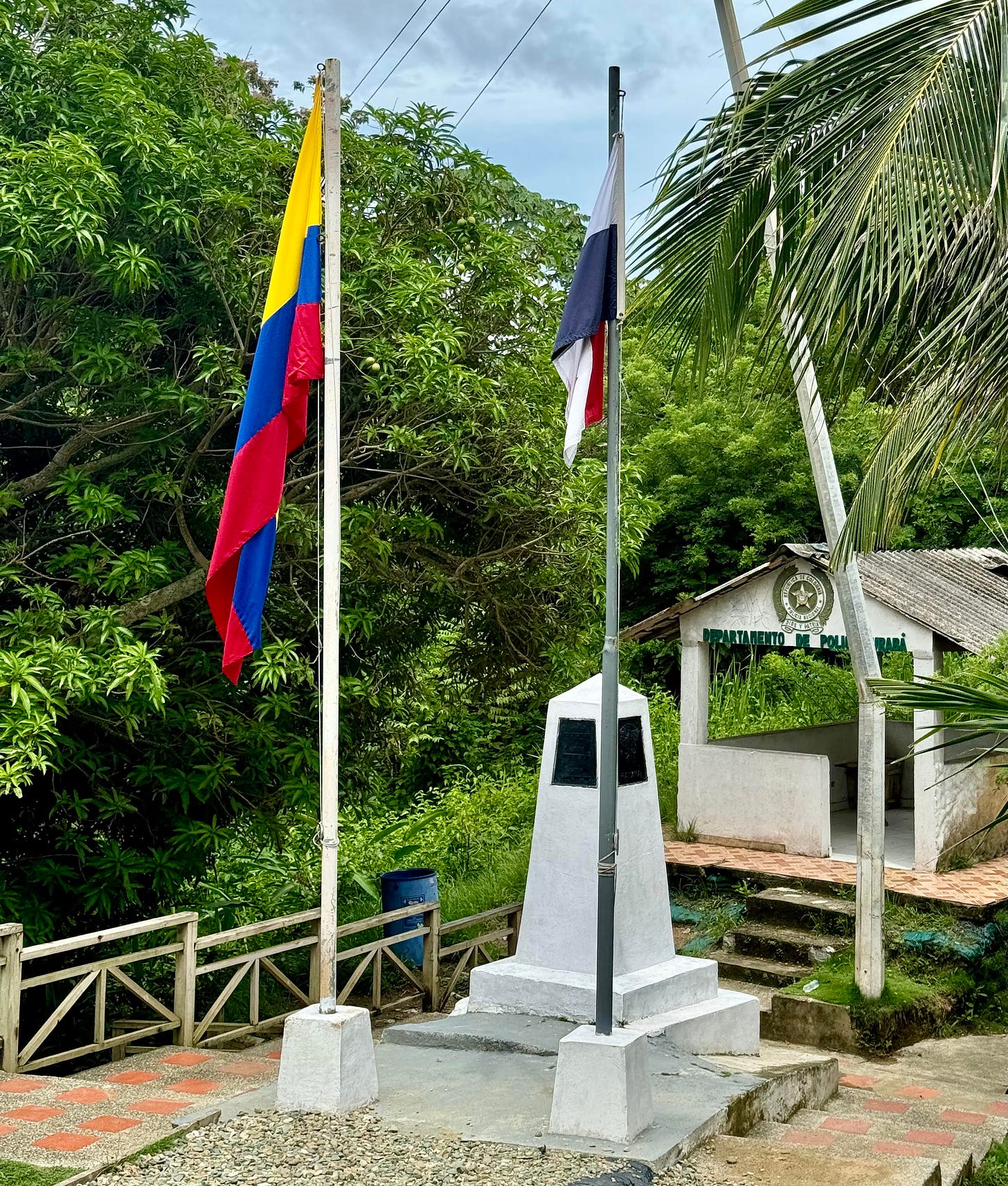 Banderas de Colombia y Panamá en la frontera entre ambos países. Foto propia.