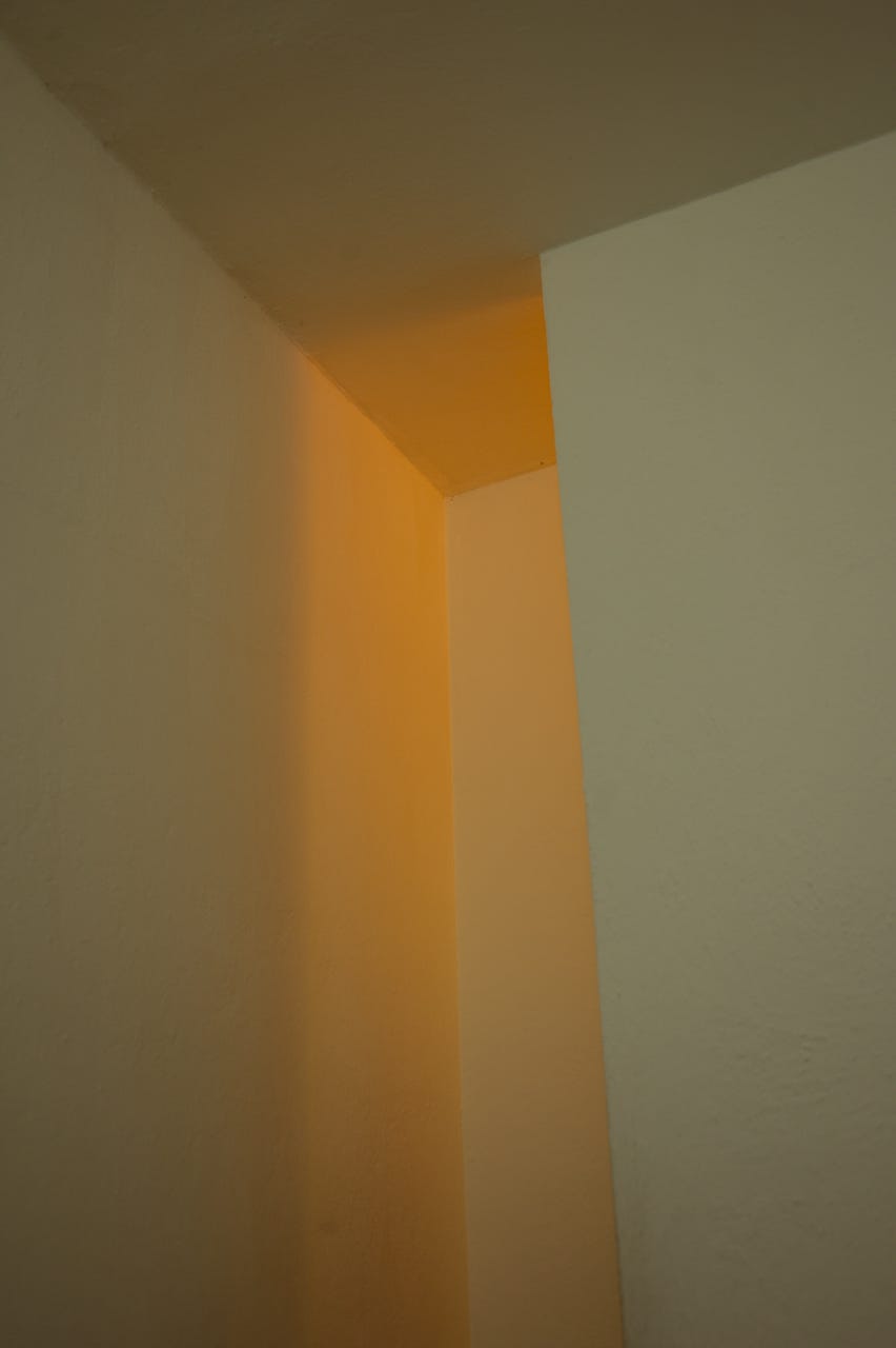 A light shining on a wall

Description automatically generated