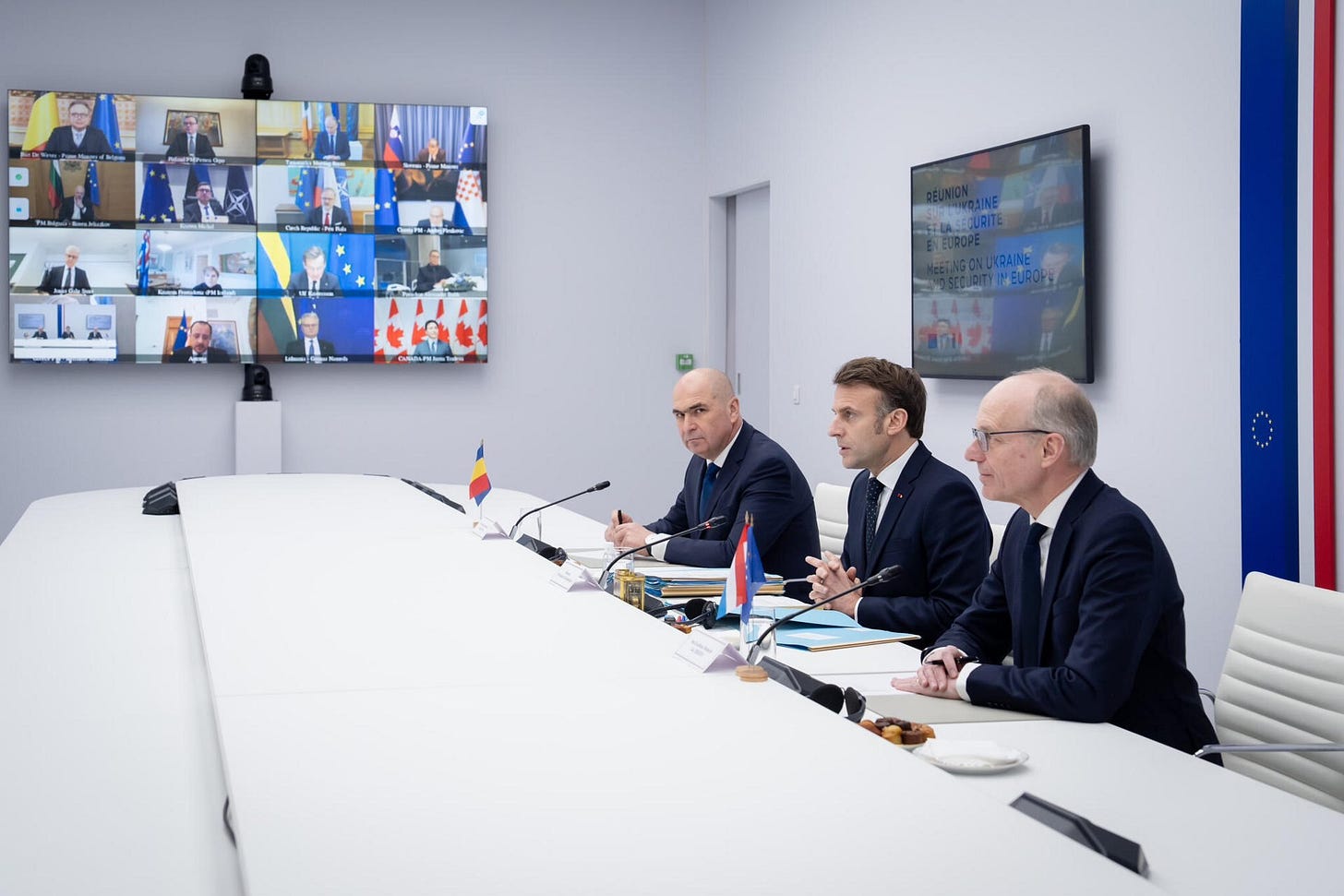 El presidente francés, Emmanuel Macron (c), durante la segunda reunión informal que ha organizado este miércoles en París, para abordar el futuro de la guerra de Ucrania. EFE/Cuenta oficial en la red social X de Emmanuel Macron