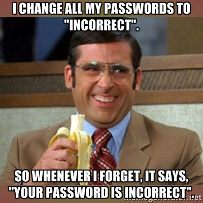 Rozesmátý muž s brýlemi ve světlém obleku a modré košili s kravatou drží v ruce banán a říká: „Změnil jsem všechna svoje hesla na ‚nesprávné’. Takže teď, kdykoli zadám špatně heslo, říká to: ‚Vaše heslo je nesprávné.’“