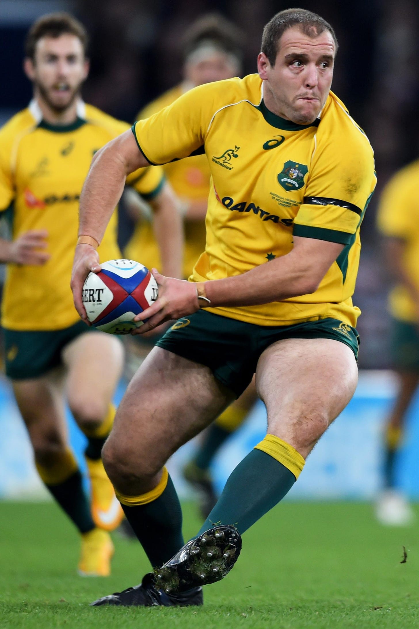 Alexander attempts to set a move in motion for the Wallabies at Twickenham in 2014