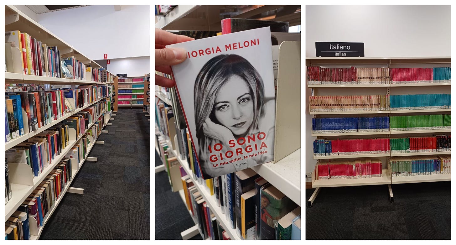 Tre immagini dalla biblioteca pubblica di Coburg: il lungo scaffale di libri italiani, la copertina della bibliografia di Giorgia Meloni, il grande scaffale dedicato solo agli Harmony.