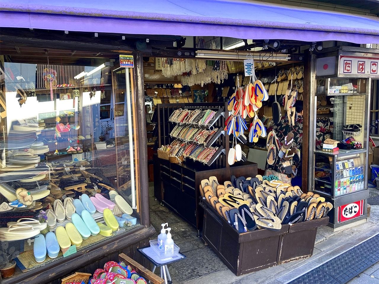 The Maruya Hakimonoten store near Shinagawa Station, along the old Tōkaidō, is a traditional footwear shop that opened in the Meiji period (1868–1912). (© Gianni Simone)