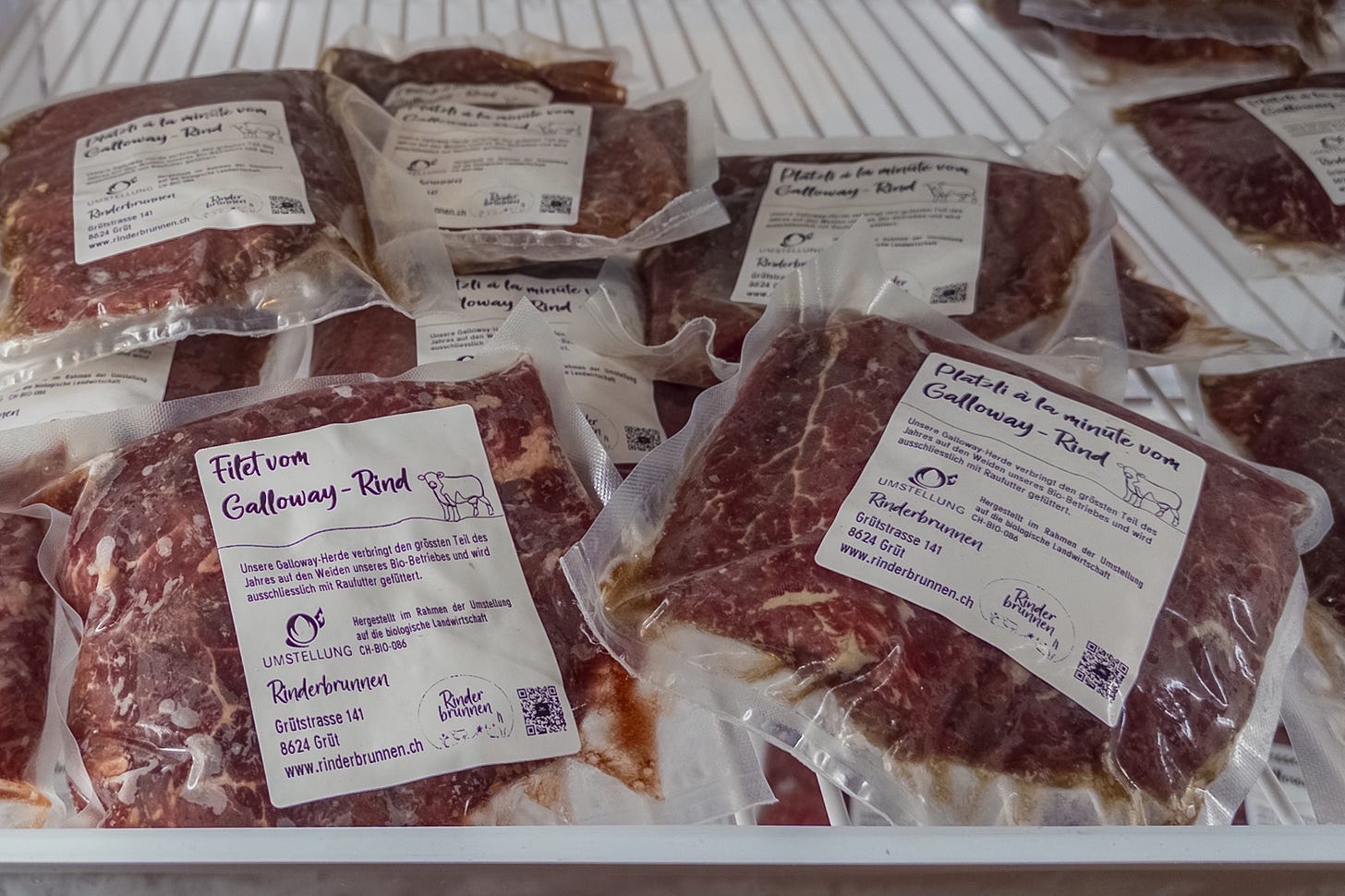 Fleisch von Galloway-Rindern im Hofladen vom Rinderbrunnen. Fleisch von Galloway-Rindern im Hofladen vom Rinderbrunnen.