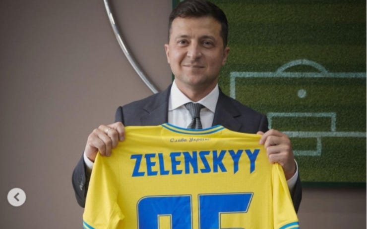 Dit is de oorspronkelijke foto van Zelensky met voetbalshirt.