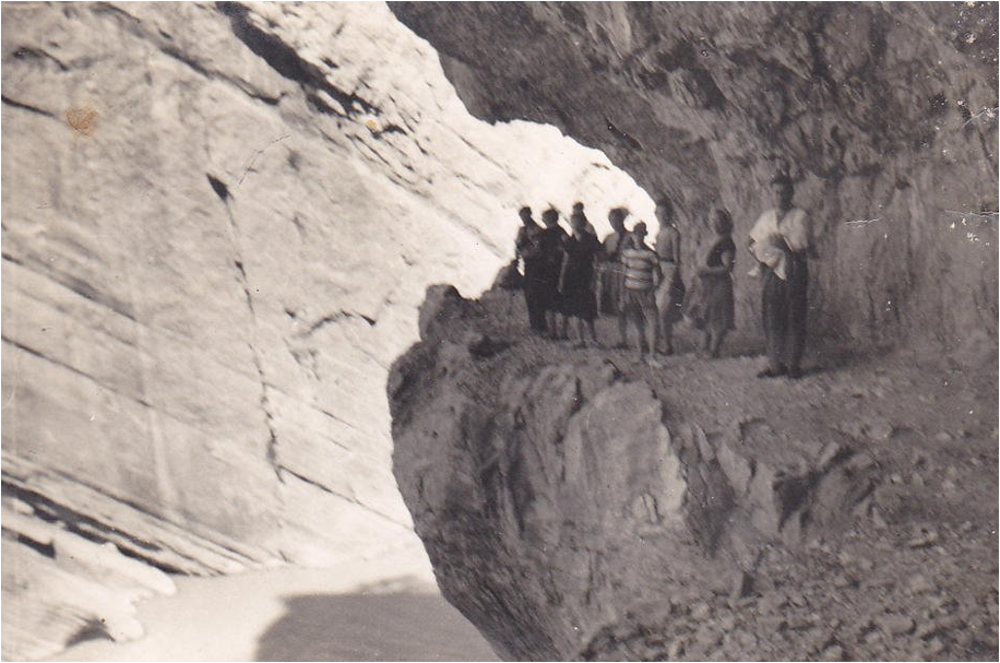 Dècada del anys 1960 - 1970. Grup de gent fent una passejada d’esbarjo pel camí del Portell (l’anomenat camí de la Mancomunitat) al Congost de Mont-rebei. Fotografia: de Joan Borràs Mauri.