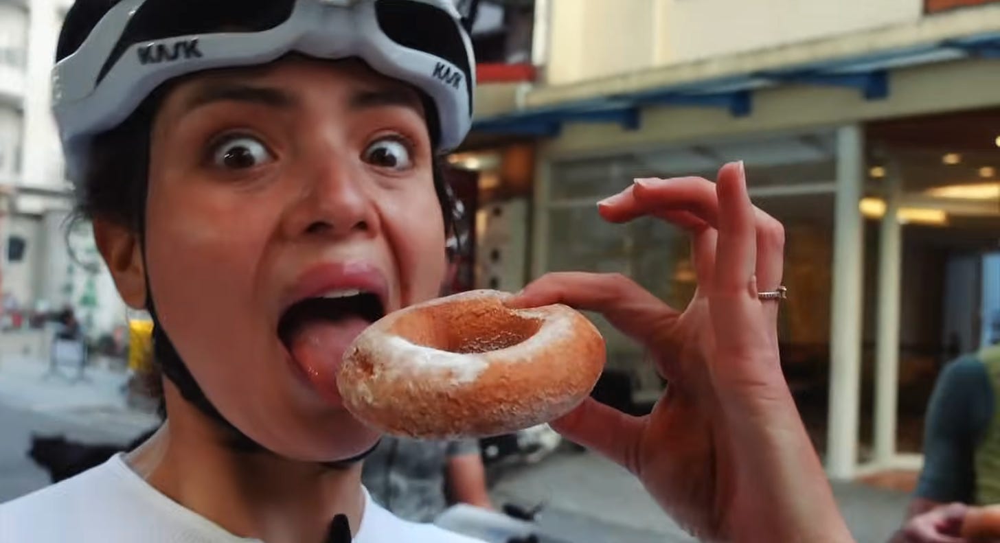 Une cyliste mangeant un donut a Taiwan