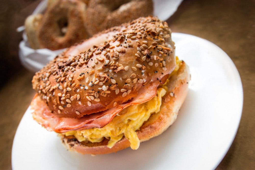 Cuál es el desayuno tradicional de Nueva York?