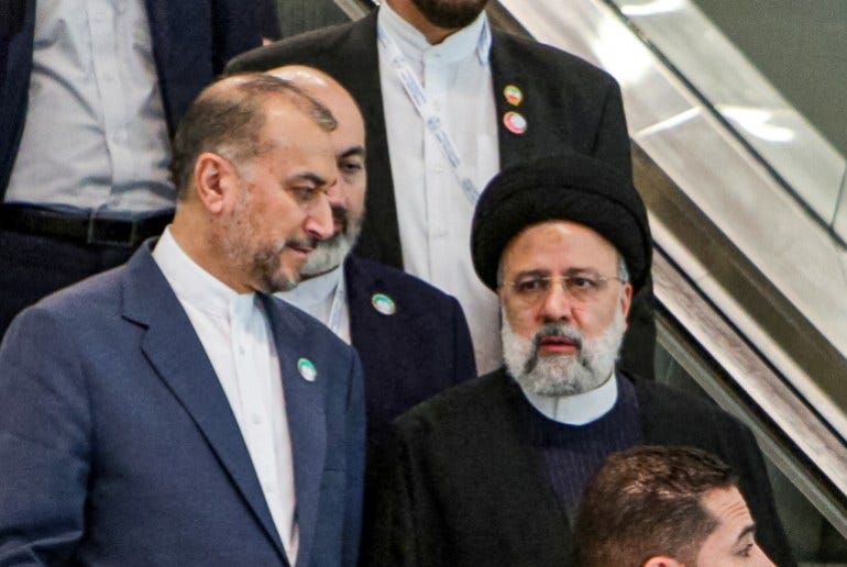 Terroristijärjestön IRGC:n “ulkoministeri” Amir-Abdollahian (Vasen) ja “presidentti” Raisi (Oikea), joka kuuluu uskonnolliseen papistoon, mikä johtaa maata ylimpänä päättävänä valtana. Heidän yläpuolella päätösvaltaa harjoittaa vain ‘korkein johtaja’ mullah Khamenei, joka peri vallan IRGC:n islamilaisen vallankumouksen johtohahmolta Khomeineilta.