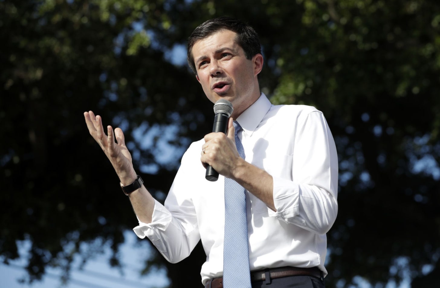 Rolling up those sleeves: Pete Buttigieg "uniform" mixes function with  campaign message