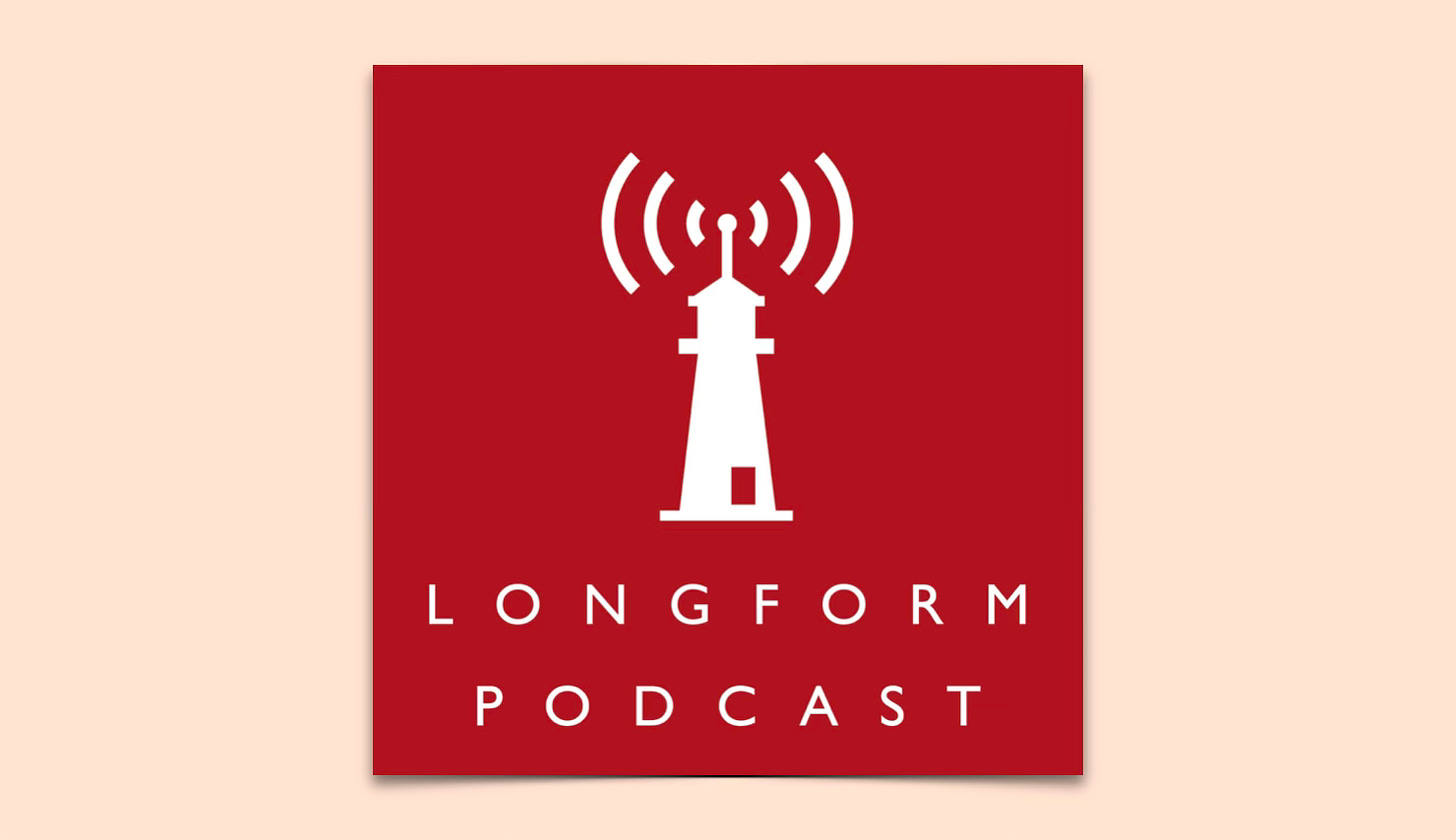 artwork van de Longform podcast. Tegen een rode achtergrond zie je een icoontje van een vuurtoren met daarop een zender en radiogolven in het it. Eronder de titel van de podcast ook in het wit.