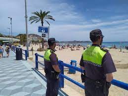Detenidas cinco personas por robar móviles y dinero en la playa de El  Postiguet de Alicante