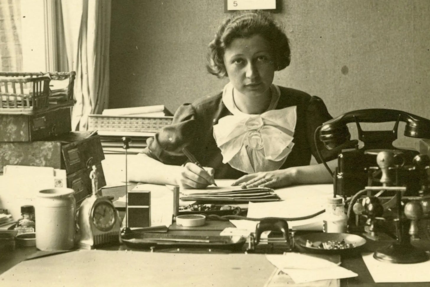Miep Gies: mulher que escondeu Anne Frank dos nazistas e manteve sua  história viva | História em Destaque