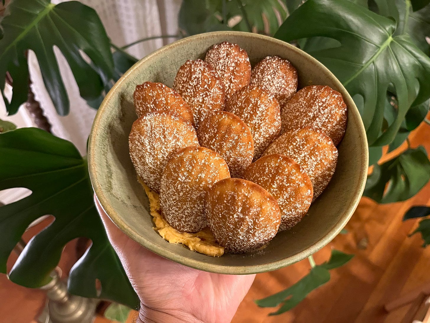 Bowl of 12 madeleines