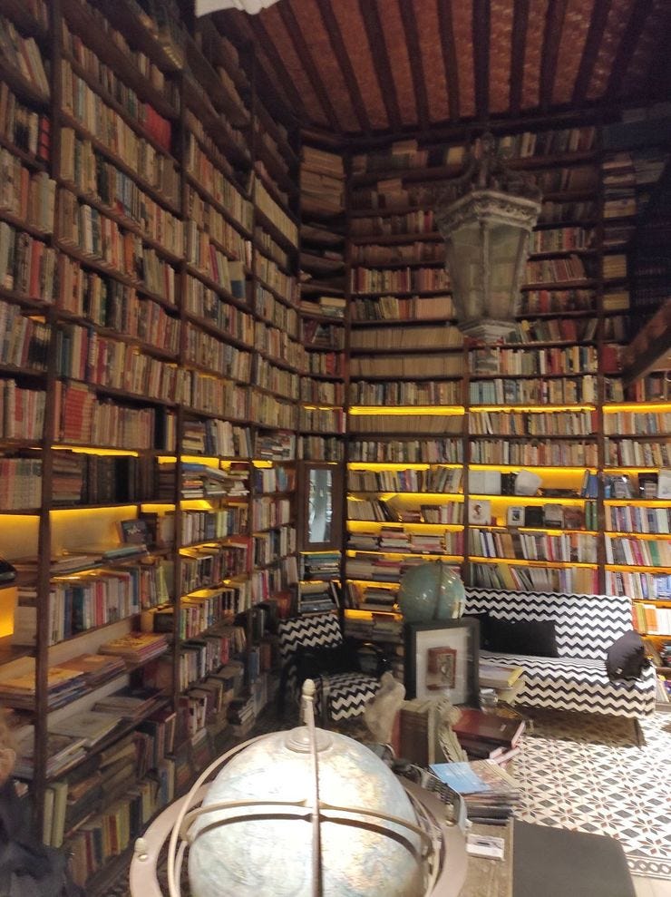 Το εσωτερικό του βιβλιοπωλείου-αίθουσα τέχνης-καφέ Rüstem