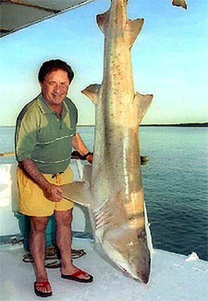 El presidente argentino, Eduardo Duhalde, es un entusiasta de la pesca de tiburones