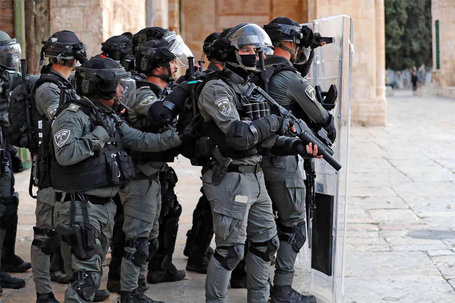 Palestinians clash with Israeli police at Al Aqsa mosque | MEO