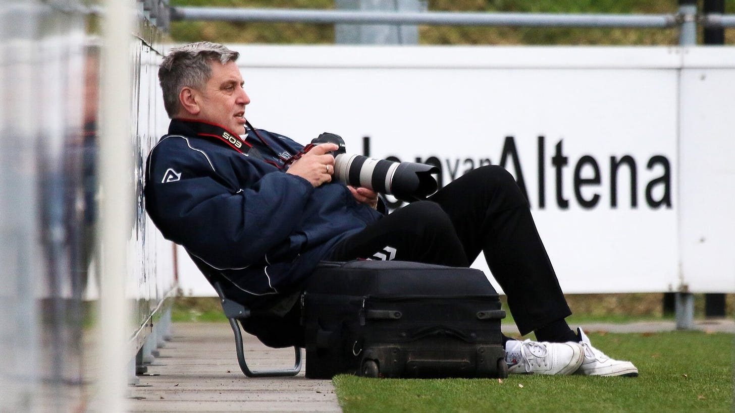 • Jan Noorlandt in een karakteristieke pose.